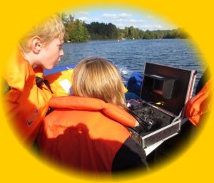 forschercamp unterwasser kamera mit laptop auf dem boot steuern