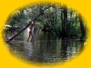 forschercamp auf der slackline ueber den fluss