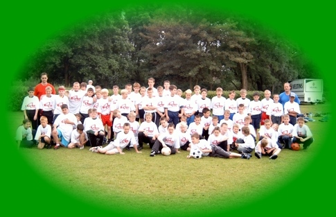 kickercamp team foto auf dem fussballplatz