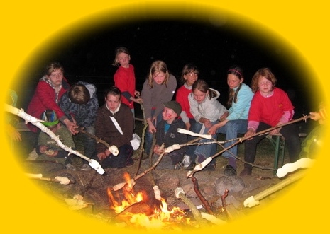 englischcamp kinder am lagerfeuer