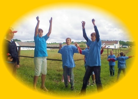 englischferien camp kinder springen in die luft