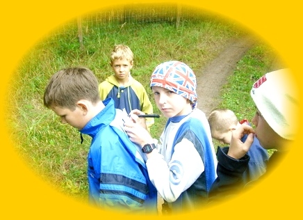 englisch ferien camp kinder auf wanderpfad