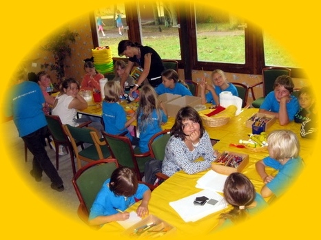 englisch camp ferien kinder im klassenraum