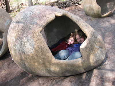 kinder im osterei aus stein