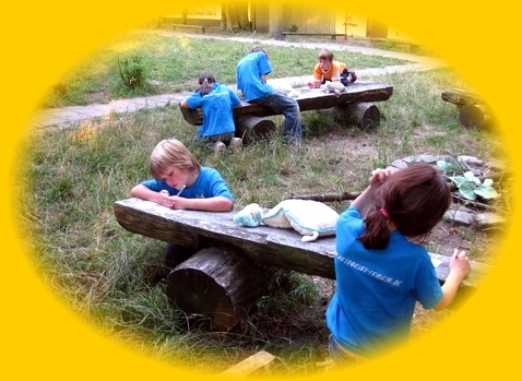 englischcamp englischferien kinder schreiben am tisch