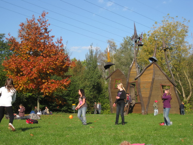 kinder spielen auf der wiese im herbst erlebnisferien