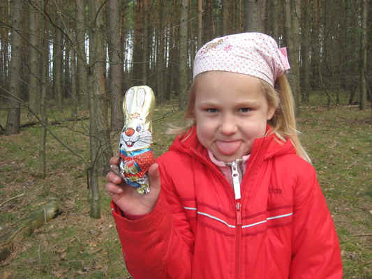 maedchen mit schoko osterhase